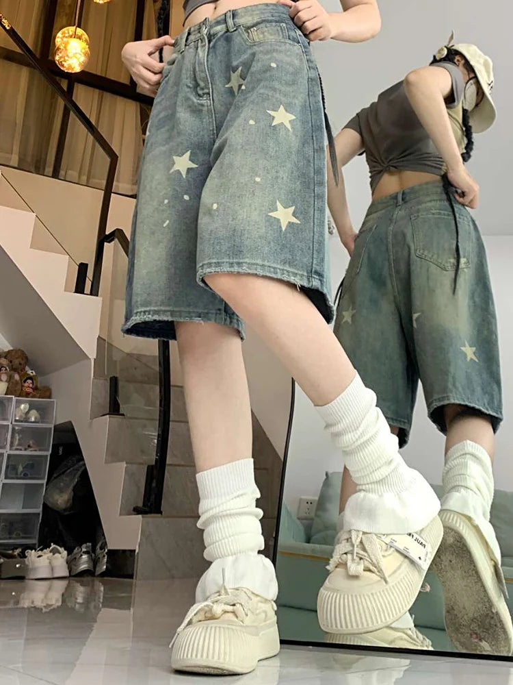 High-waisted retro wide-leg denim shorts for women in washed blue, loose knee-length Y2K streetwear style