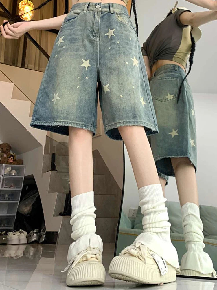 High-waisted retro wide-leg denim shorts for women in washed blue, loose knee-length Y2K streetwear style