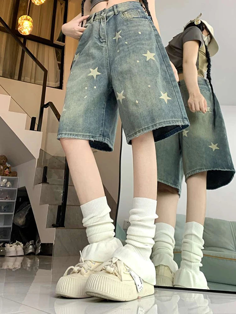 High-waisted retro wide-leg denim shorts for women in washed blue, loose knee-length Y2K streetwear style