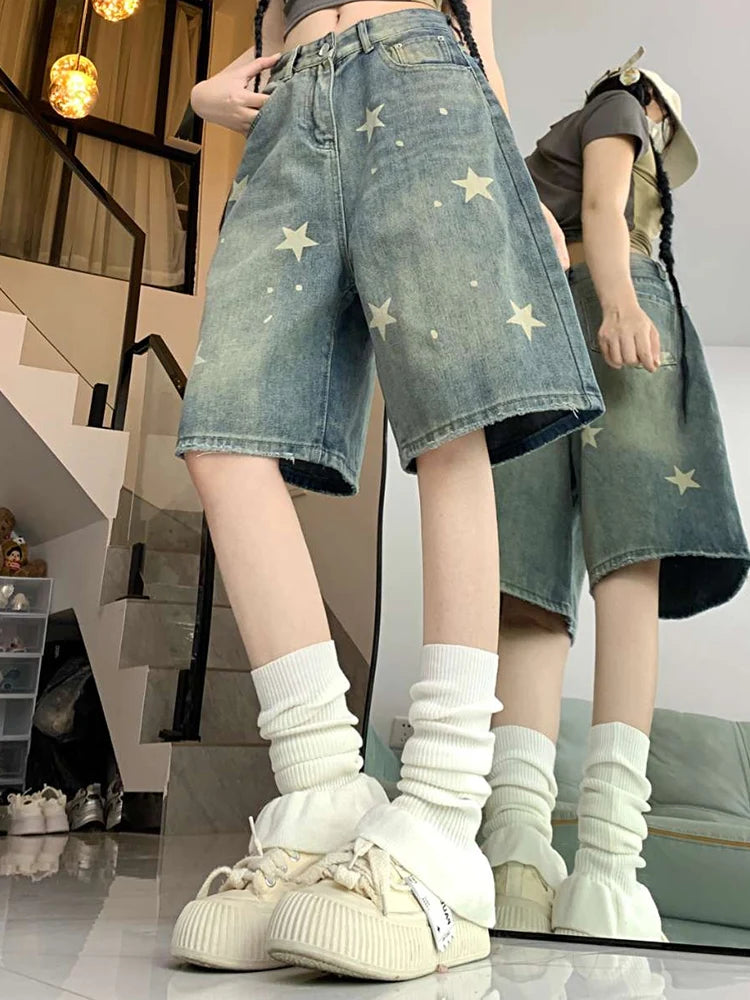 High-waisted retro wide-leg denim shorts for women in washed blue, loose knee-length Y2K streetwear style