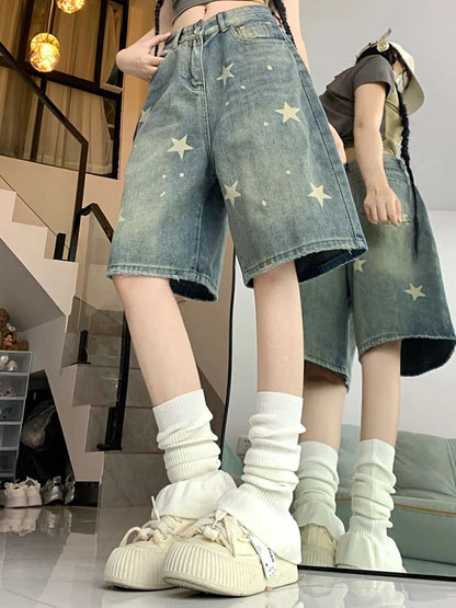 High-waisted retro wide-leg denim shorts for women in washed blue, loose knee-length Y2K streetwear style