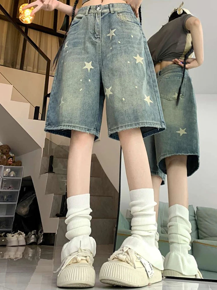 High-waisted retro wide-leg denim shorts for women in washed blue, loose knee-length Y2K streetwear style