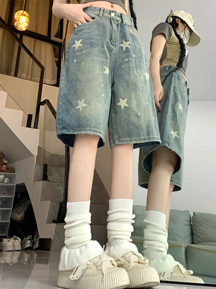 High-waisted retro wide-leg denim shorts for women in washed blue, loose knee-length Y2K streetwear style